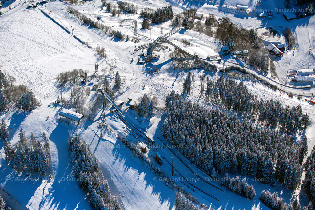 4043598 | WINTERBERG 13.02.2021 Winterlich schneebedeckte " Sankt Georg Sprungschanze " am Rothaarsteig in Winterberg im Sauerland im Bundesland Nordrhein-Westfalen. Weiterführende Informationen bei: Winterberg Touristik und Wirtschaft GmbH. // Wintry snowy the " Sankt Georg ski-jumping " hill in Winterberg at Sauerland in the state North Rhine-Westphalia. Further information at: Winterberg Touristik und Wirtschaft GmbH. Foto: Gerhard Launer