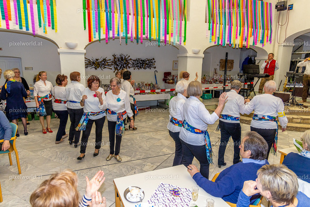 Ball der älteren Generation | Bildershop von pixelworld.at - Realisiert mit Pictrs.com