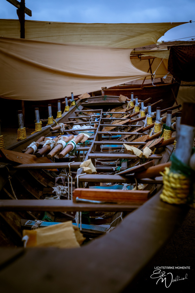 Die letzte Dhau-Werft ihrer Art im Oman; Sur, Oman. | Herzlich willkommen auf meiner Seite! Ich bin Elke Wallnisch, Deine Fotografin für lichtstarke Momente. Der Name steht für alles, was mich mit der Fotografie verbindet: Das Licht und seine machtvolle Wirkung auf eine Situation oder unsere Stimmung - Realisiert mit Pictrs.com