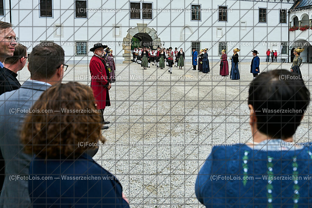 ALP0095_XXXIX_Chopin-Festival_Einzug_Goldhaubengruppe | (C)FotoLois.com, Alois Spandl, XXXIX. internationales CHOPIN-Festival in der Kartause Gaming, Eröffnung des Festivals mit Einmarsch der Goldhaubengruppe Lackenhof mit der Musikkapelle Gaming sowie den Ehrengästen und Eröffnungsansprachen in der Barockbibliothek, Fr 4. August 2023.