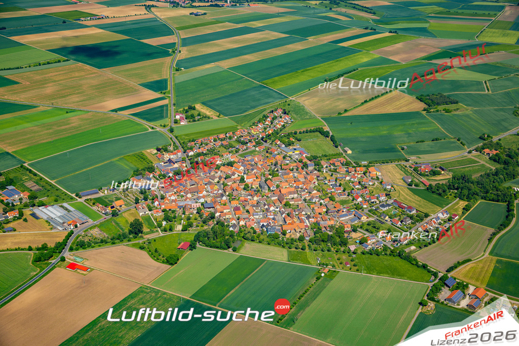 Die Luftaufnahme Hüttenheim - Willanzheim wurde 2022 vom Flugzeug aus (keine Drohne) erstellt. Hohe Auflösung -für große Poster und Wandbilder geeignet - Garantiert!