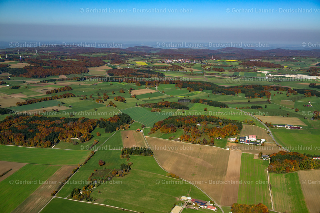 3704763 | Schwäbische Alb bei WESTERHEIM 16.10.2017 Grasflächen- Strukturen einer Feld- und Wiesen- Landschaft  in Westerheim im Bundesland Baden-Württemberg, Deutschland // Structures of a field landscape  in Westerheim in the state Baden-Wuerttemberg, Germany Foto: Gerhard Launer
