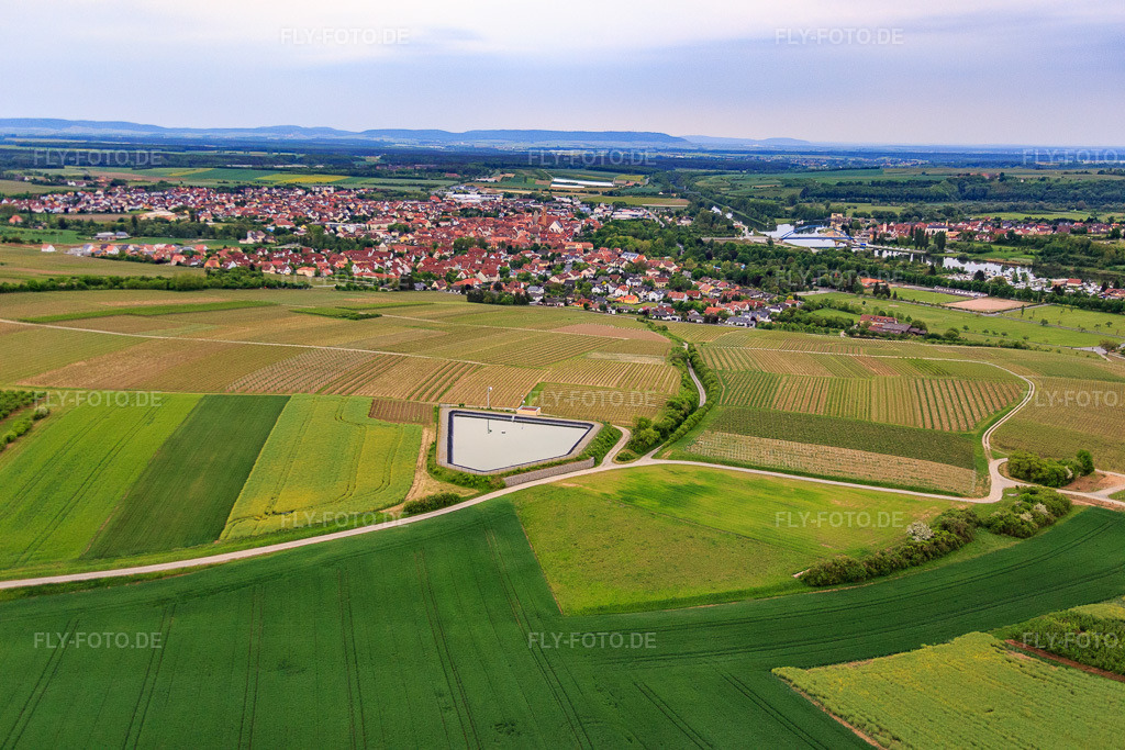 Luftbild: Regenrückhaltebecken über den Weinbergen in Volkach im Bundesland Bayern in Deutschland. Foto: IMG_078931.jpg vom 14.05.2015 durch Werner Riehm/FLY-FOTO.de