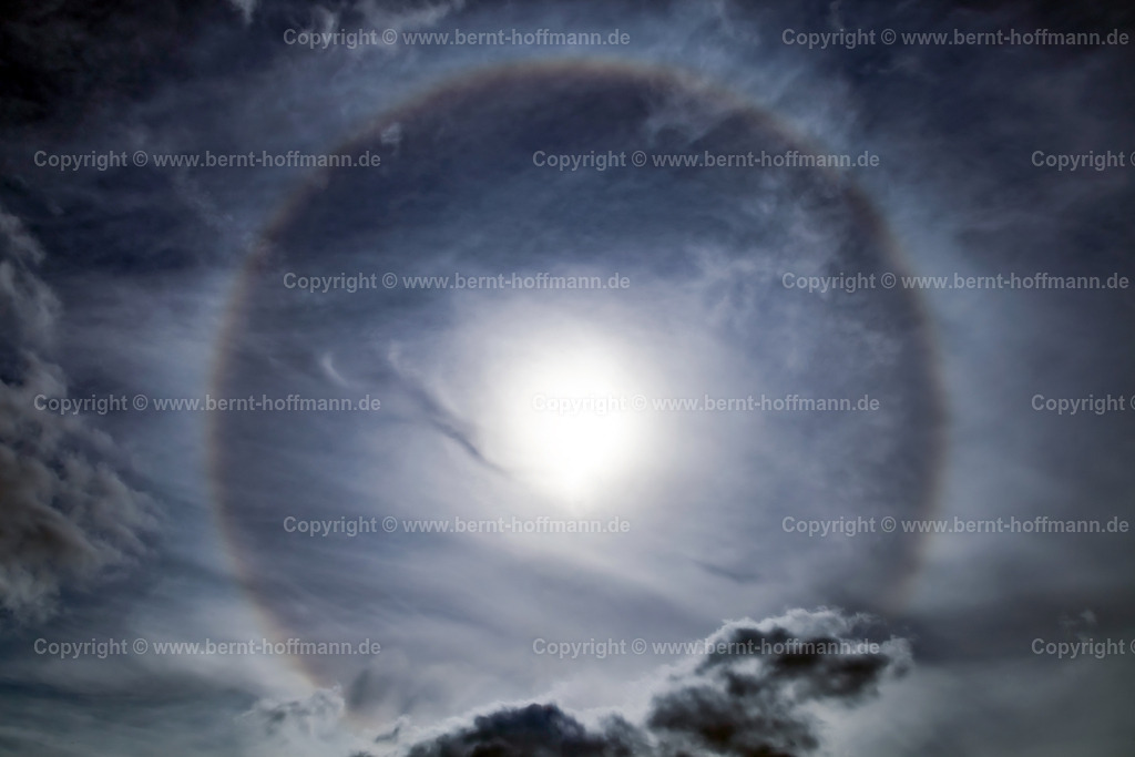 PHF_4797_22Grad-Halo2_90x60 | FOTOGRAFIE. Himmlische Farben - Halo-Erscheinung um die Sonne. __ 22 Grad-Ring rund um die Nachmittagssonne. Diese Halo- Erscheinung bildet sich an den Eiswolken in großer Höhe. Cirrus- Wolken und am unteren Bildrand Cumulus- Wolken. - Realisiert mit Pictrs.com