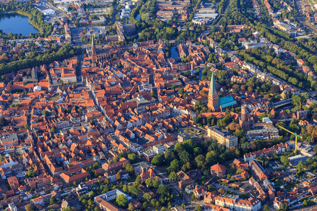 Luftbild: Übersicht Altstadtbereich und Innenstadtzentrum aus Südwesten am Abend mit Große Bäckerstraße von St. Johannis Lüneburg bis St. Nicolai in Lüneburg im Bundesland Niedersachsen in Deutschland. Foto: IMG_110690.jpg vom 22.08.2018 durch Werner Riehm/FLY-FOTO.de