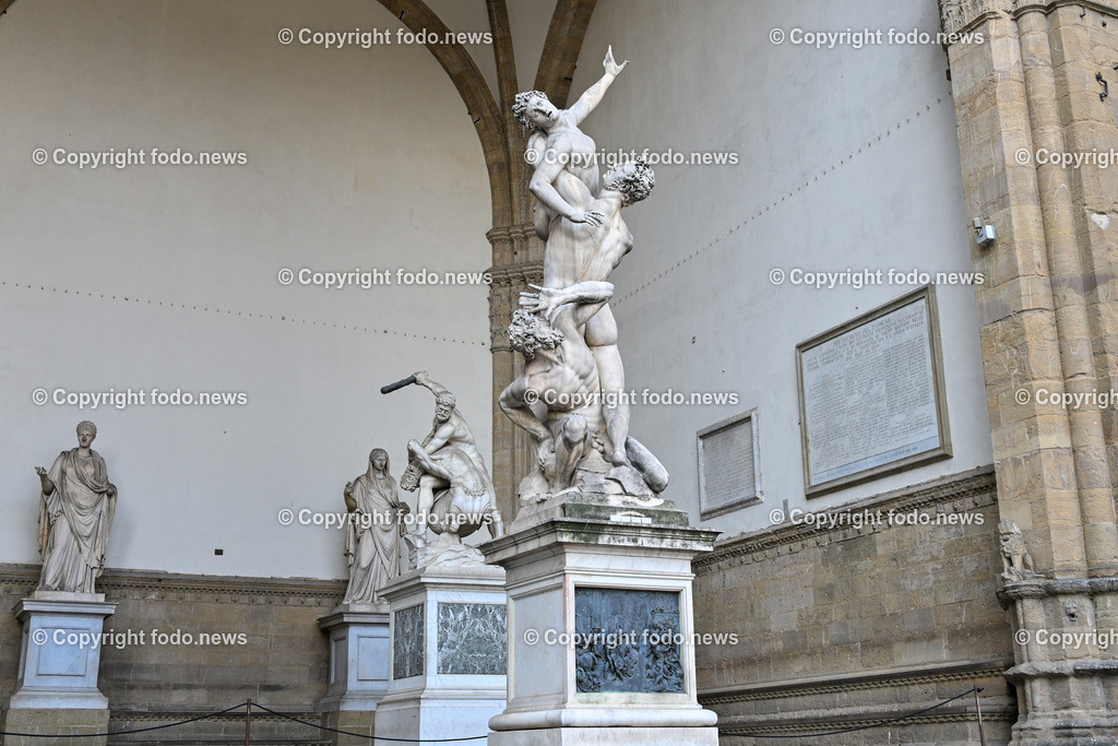 Italien_ Toscana_ Florenz_ 30.05.2024-11 | 30.05.2024, Italien, ITA, Toskana, Florenz im Bild Stadtansichten, Gebäude, Architektur, Touristen, Historisch, Souvenir, Altstadt, Museum, Statuen, Skulpturen, Piazza della Signoria, Statue David, Palazzo Vecchio, Neptunbrunnen, Piazza della Repubblica, Ponte Vecchio, Brücke, Uffizien, Kathedrale Santa Maria del Fiore, Arno, Fluß


Florenz, Firenze, ist eine italienische Großstadt. Nach Einwohnern ist sie die achtgrößte Stadt Italiens. Florenz ist die Hauptstadt sowie größte Stadt der Region Toskana und der Metropolitanstadt Florenz, in der etwa eine Million Menschen leben. Florenz ist für seine Geschichte berühmt. Leonardo da Vinci verbrachte große Teile seiner Jugend in Florenz, Michelangelo fand Unterschlupf in der Kirche der Medici, Galileo Galilei wohnte als Hofmathematiker in den Palästen der Medici. Von 1865 bis 1871 war die Stadt die Hauptstadt des neu gegründeten Königreichs Italien. Das historische Zentrum von Florenz zieht Jahr für Jahr Millionen von Touristen an. Die historische Innenstadt wurde von der UNESCO im Jahre 1982 zum Weltkulturerbe erklärt. 
Quelle: Wikipedia
