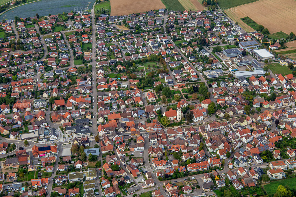 Luftbild: Ortsansicht von Süden mit Steinbeis GMS Ilsfeld, Schozachtalhalle und Bartholomäuskirche in Ilsfeld im Bundesland Baden-Württemberg in Deutschland.Foto: IMG_138639.jpg vom 16.09.2023 durch Werner Riehm/FLY-FOTO.deGMS.ILSFELD.DEEvangelische Kirchengemeinde Ilsfeld