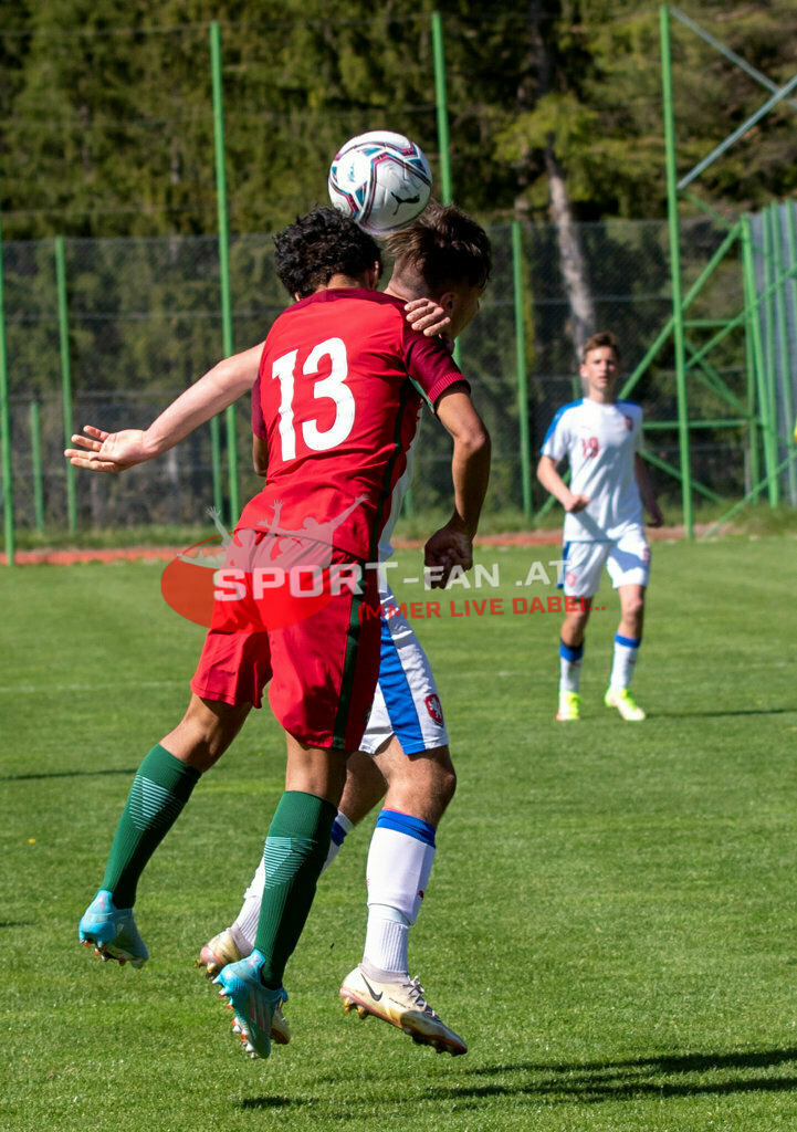 Portugal  U15 -Czech Republic U15 | DUARTE SOARES (Portugal #13) LUKAS MOUDRY (Czech Republic #19) ; Portugal  U15 -Czech Republic U15 am 29.04.2022 in Arnoldstein
(Sportplatz), AUSTRIA, (Photo by Ernst Krawagner sport-fan.at) - Realisiert mit Pictrs.com
