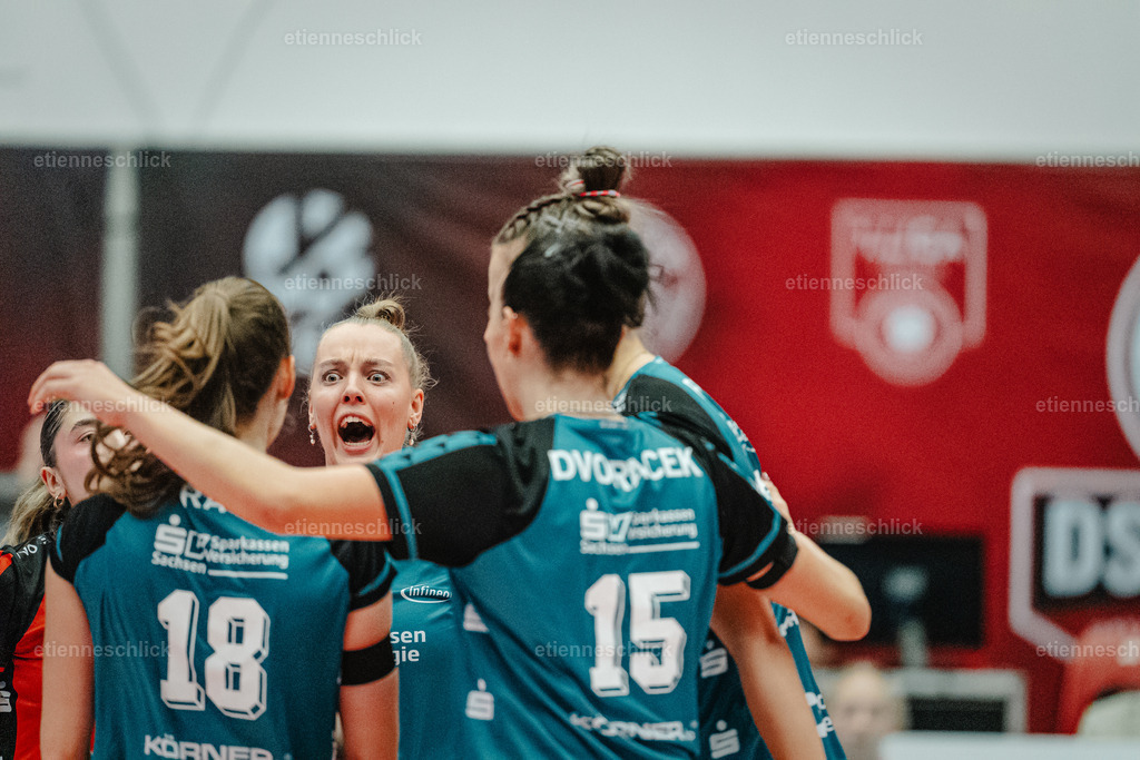 Dresdner SC - Binder Blaubären TSV Flacht, DEKRA 1. Bundesliga Frauen, Volleyball | Im Bild: Teamkreis /H7, Sarah Straube (18, Dresdner SC), Maia Dvoracek (15, Dresdner SC), Jette Kuipers (8, Dresdner SC)24.10.2026, Dresdner SC -  Binder Blaubären TSV Flacht, DEKRA 1. Bundesliga Frauen, Volleyball, Deutschland, Dresden, Cyberport Arena