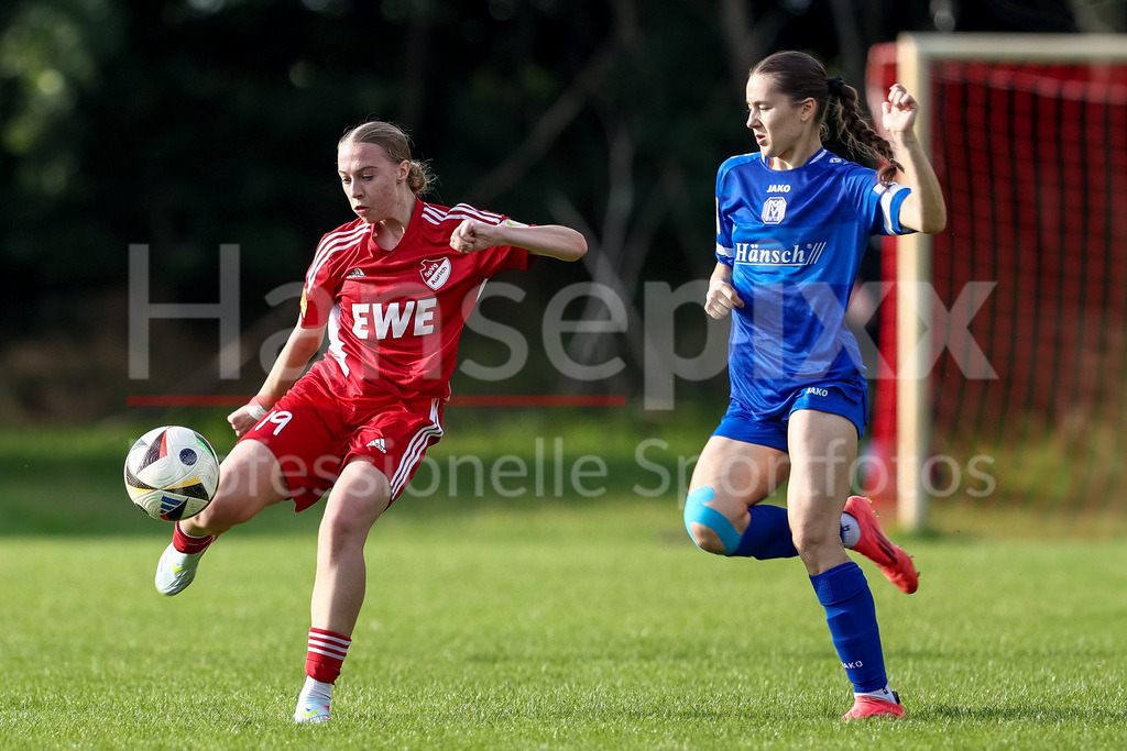 Fussball, Testspiel Frauen, SV Meppen - SpVg Aurich | v.li.: Lara Frisch (SpVg Aurich, 19) und Sonja Lux (SV Meppen, 8) im Zweikampf, Duell, Dynamik, Aktion, Action, Spielszene
