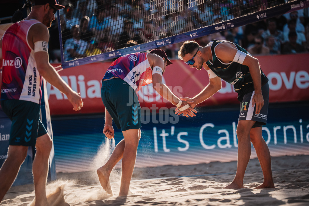 Beachvolleyball | Männer | Allianz German Beach Tour 2025 | Tourstop Berlin | 16.08.2025 | v.l. Yannick Harms, Manuel Harms und Jonas Sagstetter beim Seitenwechsel