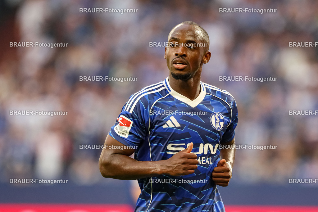 1_S04BER_20250801_1446.JPG -  - FC Schalke 04 - Hertha BSC Berlin - 2. Bundesliga | Gelsenkirchen, Deutschland, 01.08.25: Christopher Antwi-Adjei (FC Schalke 04) schaut waehrend des Spiels der 2. Bundesliga zwischen FC Schalke 04 - Hertha BSC Berlin in der Veltins-Arena am 01. August 2025 in Gelsenkirchen, Deutschland. (Foto von Stefan Brauer/Brauer-Fotoagentur)DFB/DFL REGULATIONS PROHIBIT ANY USE OF PHOTOGRAPHS AS IMAGE SEQUENCES AND/OR QUASI-VIDEO.