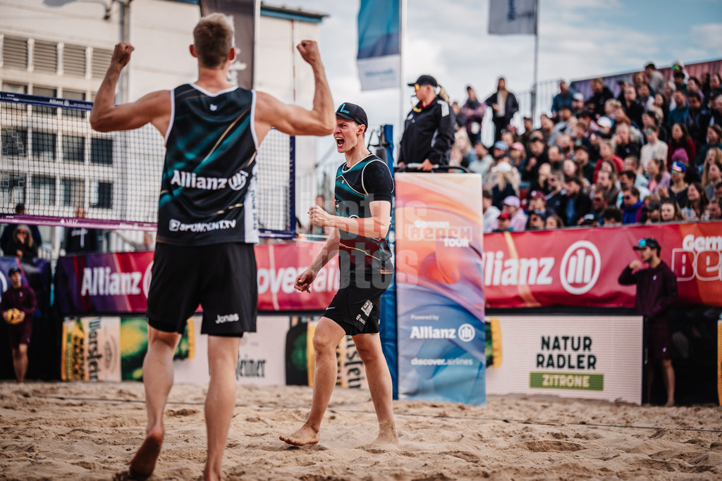 Beachvolleyball | Männer | Allianz German Beach Tour 2025 | Tourstop Berlin | 24.08.2025 | v.l. Jonas Reinhardt und Robin Sowa jubeln