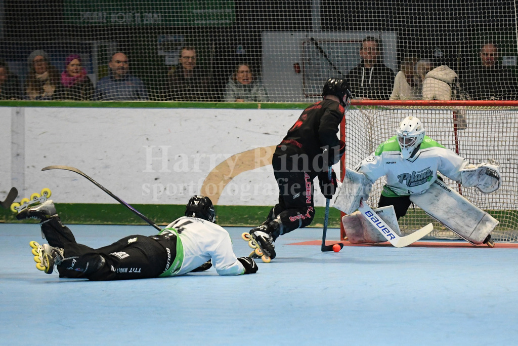 Deggendorf Pflanz : Hilden Flames | Deggendorf Pflanz geschlagen Theresa Brunner (Deggendorf Pflanz Herren 1) und am Boden Niklas Schauf (Deggendorf Pflanz Herren 1) - Realisiert mit Pictrs.com