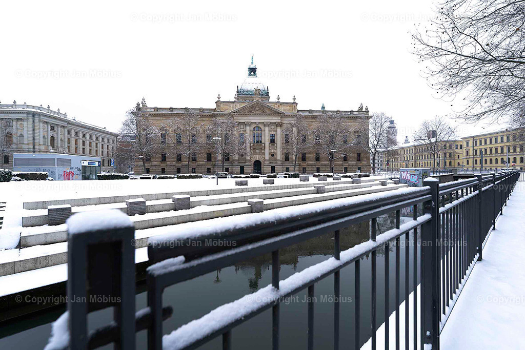Bundesverwaltungsgericht | Das heutige Bundesverwaltungsgericht in Leipzig blickt auf eine bewegte Geschichte zurück: Ursprünglich als Reichsgericht errichtet, diente das beeindruckende Gebäude später als Bildermuseum. Heute ist es Sitz des höchsten deutschen Gerichts für öffentliches Recht. Die Verbindung aus historischer Architektur, kulturellem Erbe und rechtlicher Bedeutung macht diesen Ort einzigartig – für Besucher, Interessierte und Bildkäufer gleichermaßen. - Realisiert mit Pictrs.com
