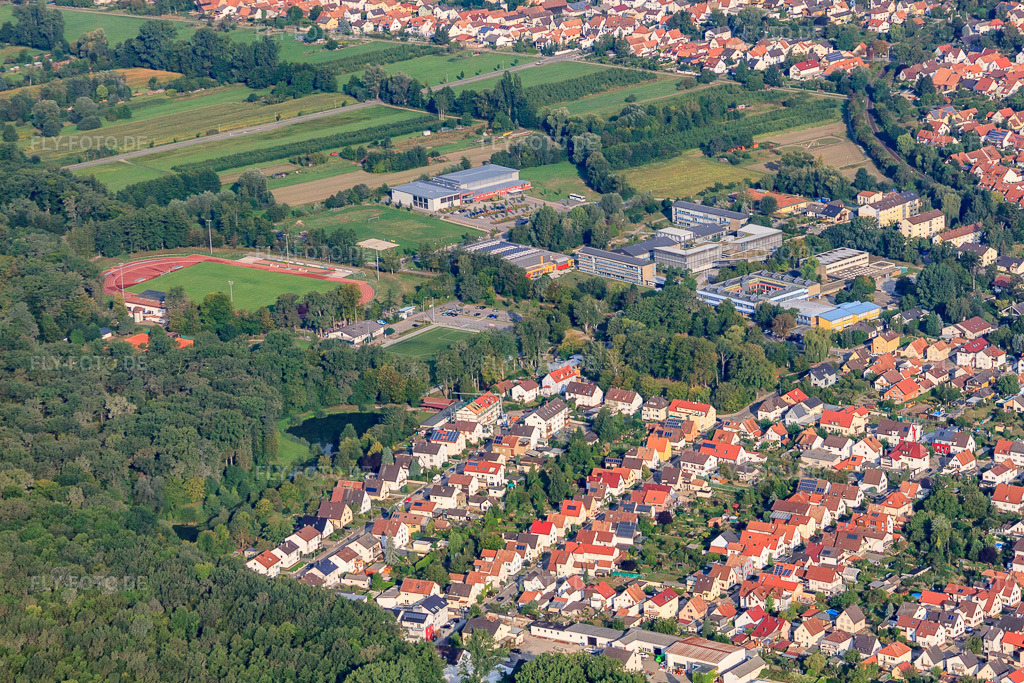 Luftbild: Siedlung, Schulzentrum, Stadion in Kandel im Bundesland Rheinland-Pfalz in Deutschland. Foto: IMG_52944.jpg vom 05.09.2012 durch Werner Riehm/FLY-FOTO.de