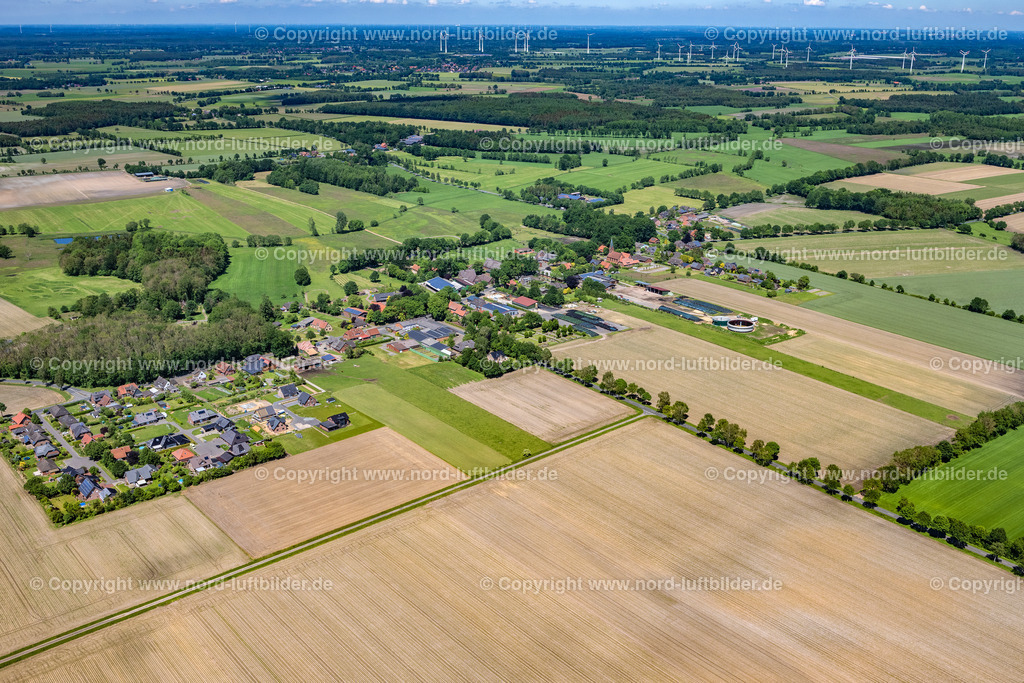 Farven_ELS_6964030622 | FARVEN 03.06.2022 Ortsansicht der Straßen und Häuser der Wohngebiete in Farven im Bundesland Niedersachsen, Deutschland. // Town View of the streets and houses of the residential areas in Farven in the state Lower Saxony, Germany. Foto: Martin Elsen