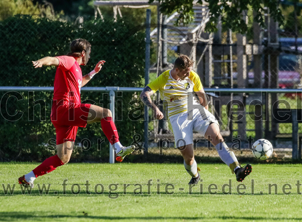 2023-08-18_019_SpVgg_Eichenkofen_gegen_FC_Langenpreising | Erding, Deutschland, 18.08.2023:
Fußball, A-Klasse 2023 / 2024, 3. Spieltag, SpVgg Eichenkofen gegen FC Langenpreising, Endergebnis: 0:2

Thomas Frieß (SpVgg Eichenkofen, #9), Christoph Reithmeier (SpVgg Langenpreising, #7)

Foto: Christian Riedel / fotografie-riedel.net