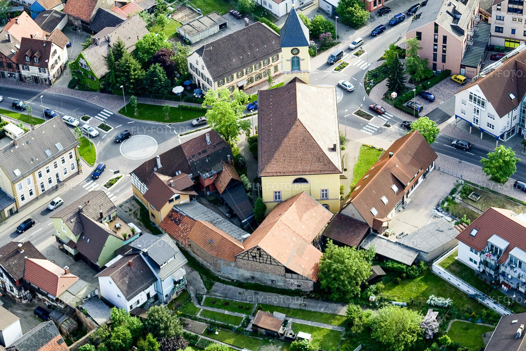 Luftbild: Ludwigskirche im Ortsteil Langensteinbach in Karlsbad im Bundesland Baden-Württemberg in Deutschland. Foto: IMG_1981.jpg vom 14.05.2006 durch Werner Riehm/FLY-FOTO.de