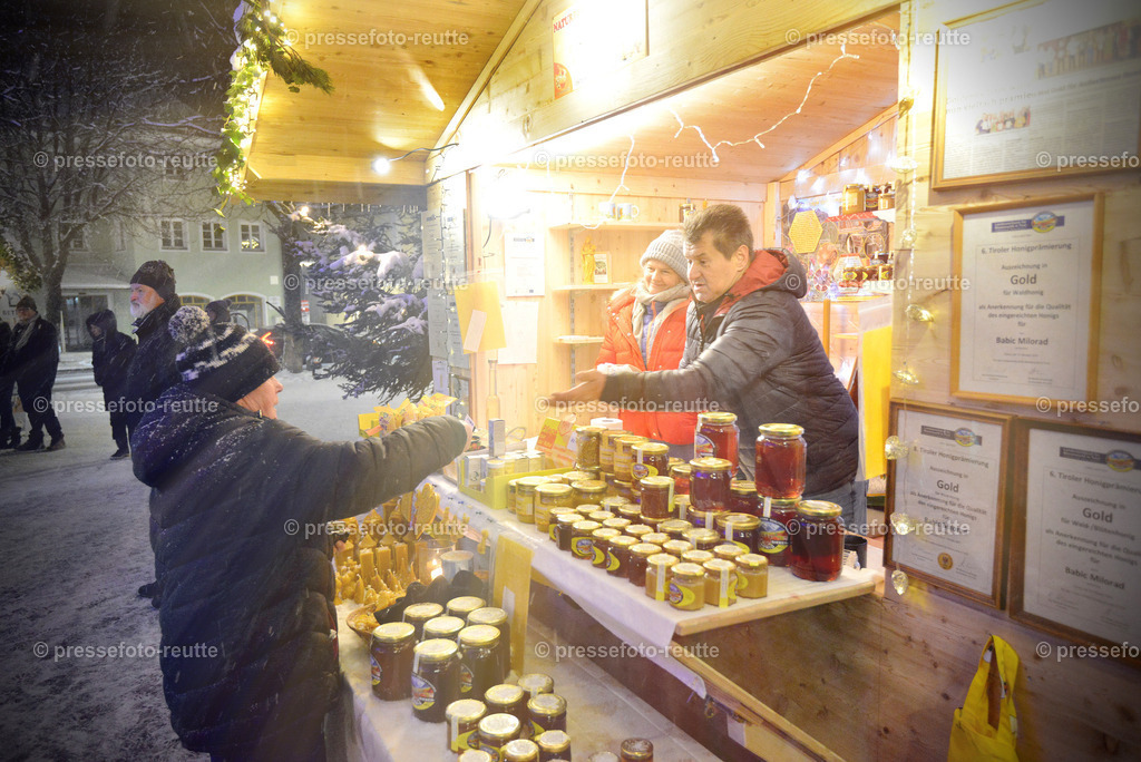 -08-news-2022-Dez10-Weihnachtsmarkt-Reutte-WTV_6535 | Info aus dem Bezirk Reutte/Ausserfern Tirol sowie eine umfangreiche Bilddatenbank über die gesamte Region: Lechtal, Talkessel Reutte, Tannheimertal, Zwischentoren. Lech, Plansee, Zugspitze, Grenztunnel, B179, Fernpassstraße, Verkehr, Lawinen, Tradition, - Realisiert mit Pictrs.com