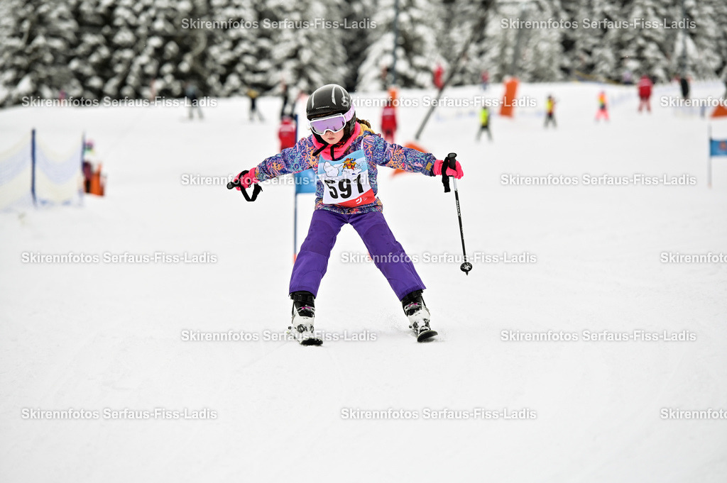 SRF_20.02.2026_0564 | Skirennfotos,Serfaus,Fiss,Ladis,Kinderskirennen,Winter,Tirol,Oberland,skirace,SFL,feelfree,weil wir's genießen,ski,Ski,skifahren,Sonnenplateau, - Realisiert mit Pictrs.com