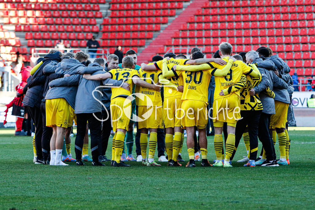 FC Ingolstadt - Borussia Dortmund Amateure | Die Dortmunder freuen sich ueber den Auswaertssieg in Ingolstadt / DFL REGULATIONS PROHIBIT ANY USE OF PHOTOGRAPHS AS IMAGE SEQUENCES AND/OR QUASI-VIDEO