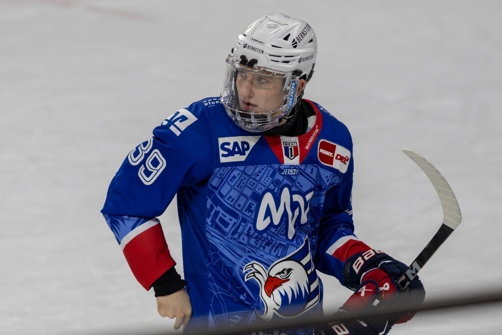 DEL, Deutsche Eishockey Liga Saison 2025/26, 13. Spieltag: Adler Mannheim gegen Kölner Haie | DEL, Deutsche Eishockey Liga Saison 2025/26, 13. Spieltag: Adler Mannheim gegen Kölner Haie***Max Penkin (39, Mannheim) - Realisiert mit Pictrs.com