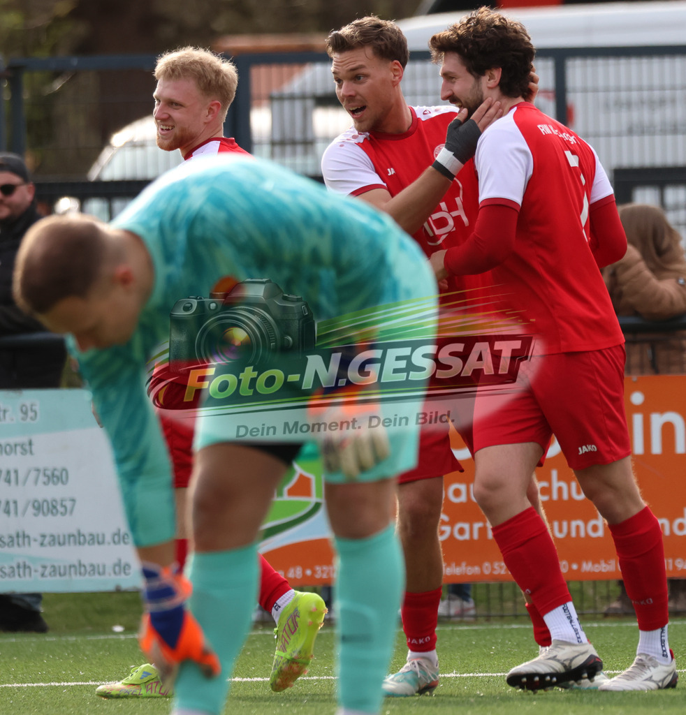 FC RW Kirchlengern - Post TSV Detmold | Auf dem Bild zu sehen: Rot FC RW Kirchlengern v.l.: Jan Luka Kollmeier, Jarno Kassebaum, Daniel Urban ; blau Post TSV Detmold: Tim BukowskiFC RW Kirchlengern, Post TSV Detmold, Saison 25/26, Landesliga, Deutschland - Realisiert mit Pictrs.com