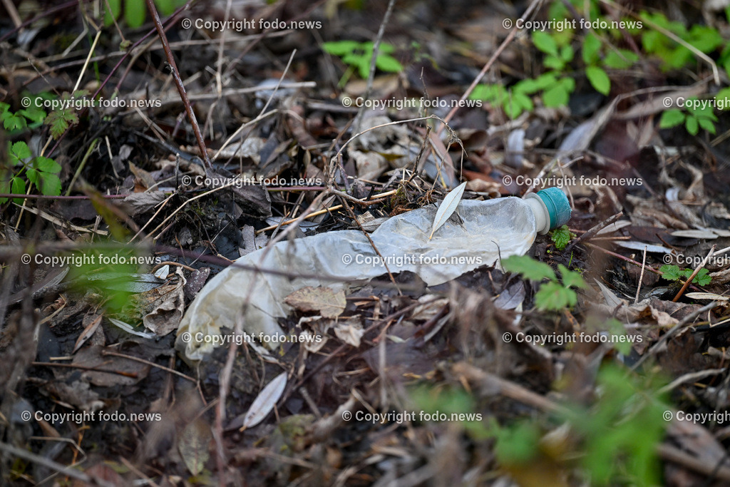 Muell_ Mist_ 11.12.2024-3 | 11.12.2024, Linz, AUT, Muell, Mist, im Bild Unachtsam weggeworfener Muell im Wald, Augebiet, Abfall, Gift, Straeucher, Gebuesch, Weg, Plastik, Plastikmuell, Pfand