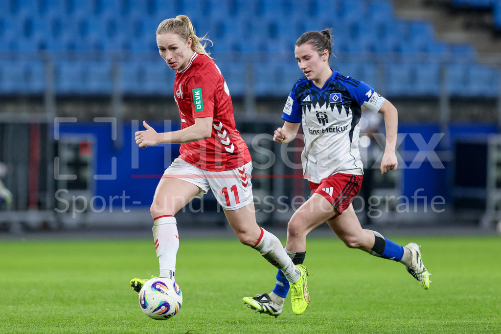 Fussball, Google Pixel Frauen-Bundesliga, Hamburger SV - 1. FC Köln | v.li.: Pauline Bremer (1. FC Köln, 11) und Pauline Machtens (Hamburger SV, 28) im Laufduell, Zweikampf, Duell, Dynamik, Aktion, Action, Spielszene, DIE DFB-RICHTLINIEN UNTERSAGEN JEGLICHE NUTZUNG VON FOTOS ALS SEQUENZBILDER UND/ODER VIDEOÄHNLICHE FOTOSTRECKEN. DFB REGULATIONS PROHIBIT ANY USE OF PHOTOGRAPHS AS IMAGE SEQUENCES AND/OR QUASI-VIDEO.