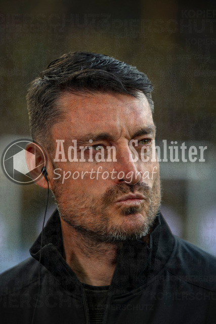 08.05.2026, GER, Fussball, Herren, 1. BL, Saison 2025/2026, Borussia Dortmund - Eintracht Frankfurt | Trainer Albert Riera (SGE) schaut im Portraits