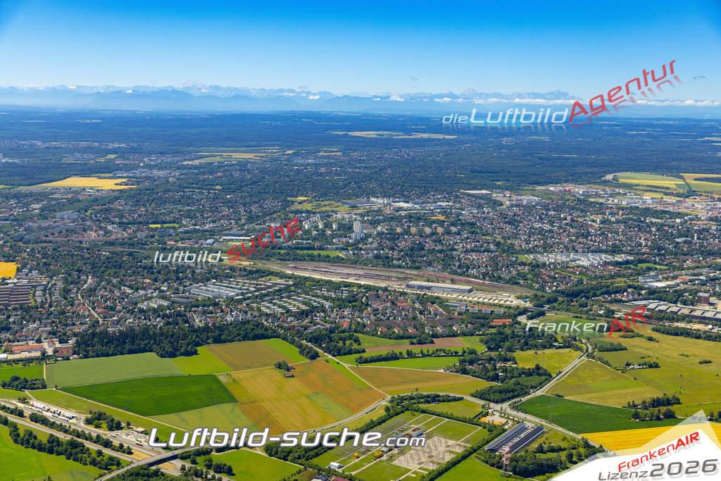 Aktuelles Luftbild von Obermenzing München - Die Luftaufnahme wurde 2022 mittels UL-Flugzeug erstellt ( keine Drohne ) - hochauflösende Kamera-Systeme von  Canon -Beste Qualität - Für grossformatige Ausdrucke geeignet. Die Geschenkidee !