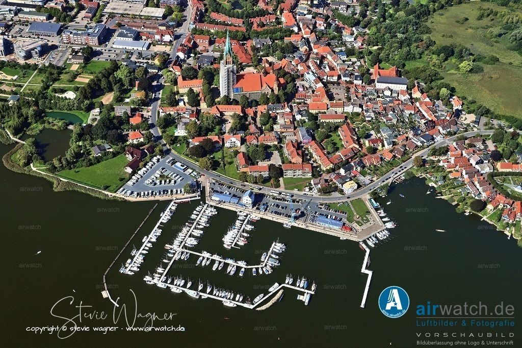 "Spektakuläre Luftaufnahmen: Der atemberaubende St.Petri-Dom und der malerische Ostseefjord Schlei aus der Vogelperspektive!" | Schleswiger Stadthafen: Seit Juni 2025 ermöglicht die Boat-Park-App Liegeplatzbuchungen und -verwaltung direkt für Gäste und Dauerlieger. Der Hafen wird als gut organisiert und zentral gelegen beschrieben, mit dem Plus der direkten Nähe zu kulturellen Sehenswürdigkeiten, während konkrete Bewertungen zu Service oder Infrastruktur in den verfügbaren Informationen nicht genannt werden.