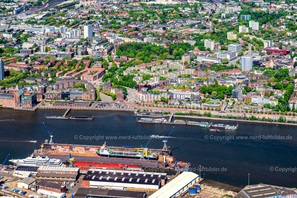 Hamburg_Altona_Fischauktionshalle_Fischmarkt_ELS_5342010525 | HAMBURG 01.05.2025 Boote, Schiffe U-Boot-Museum "U 434" an den Anlegestellen am Kanal der Norderelbe am St. Pauli Fischmarkt in der Innenstadt im Ortsteil Altonaer Fischmarkt in Hamburg, Deutschland. Weiterführende Informationen bei: hamburg.de GmbH & Co. KG. // Boats and ships at the jetties by the canal of Norderelbe at the St. Pauli Fischmarkt in the city center in the district Altonaer Fischmarkt in Hamburg, Germany. Further information at: hamburg.de GmbH & Co. KG. Foto: Martin Elsen