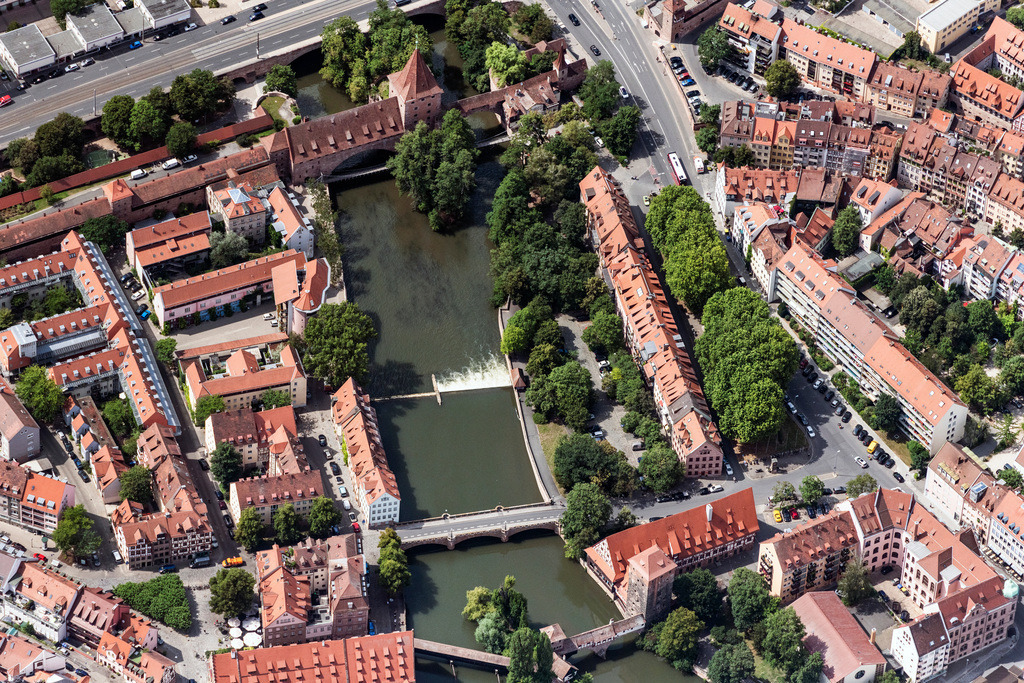 dr__0056937.jpg | NüRNBERG 13.07.2020 Fluß - Brückenbauwerk zur Überquerung Schlayerturm in Nürnberg im Bundesland Bayern, Deutschland. // River - bridge construction Schlayerturm in Nuremberg in the state Bavaria, Germany. Foto: Daniel Reiter