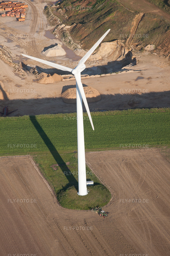 Luftbild: Windkraftanlage im Westen im Ortsteil Holzweiler in Erkelenz im Bundesland Nordrhein-Westfalen in Deutschland. Foto: IMG_44699.jpg vom 20.08.2011 durch Werner Riehm/FLY-FOTO.de