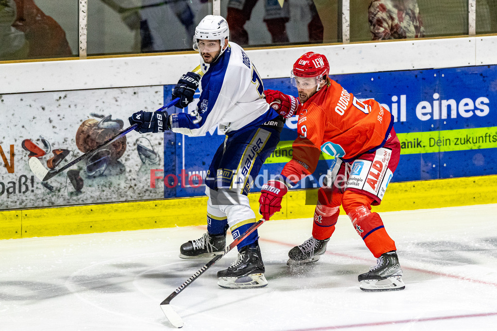 Testspiel EC Peiting vs EV Lindau Islanders | Eishockey Oberliga Süd Vorbereitung 2023/2024, Testspiel EC Peiting vs EV Lindau Islanders
,
2023-09-15 in Peiting (Eisstadion)
34 Alexander DOSCH (Islanders 34), 9 Brett OUDERKIRK (ECP 9)
Copyright: FotoLindnerWJL