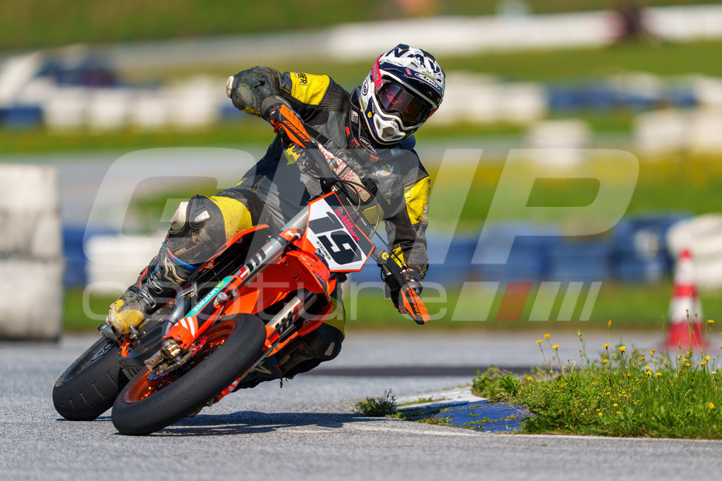 SuperMoto_Staatsmeisterschaft_Greinbach_275 | GRIPcapture steht für authentische Sportfotografie in Österreich – für Momente, die mehr sind als Geschwindigkeit oder Ergebnis. Es geht um Emotion, Spannung, Fokus und den Augenblick, der oft nur einen Wimpernschlag dauert.Ob Motorsport, Teamsport oder 