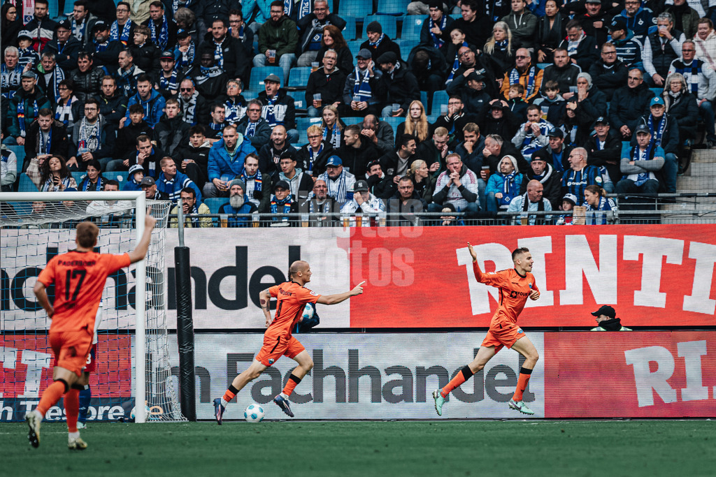 Fußball | Männer | Saison 2024/2025 | 2. Fußball-Bundesliga | 7. Spieltag | Hamburger SV vs. SC Paderborn 07 | 28.09.2024 | rechts jubelt Filip Bilbija (#7, SC Paderborn 07) nach seinem Tor