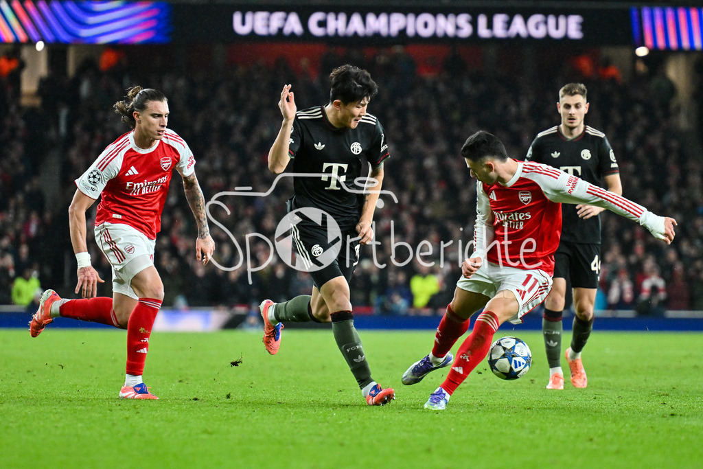 Arsenal FC - FC Bayern München | LONDON, ENGLAND - 26. NOVEMBER: v. l. Riccardo CALAFIORI (Arsenal FC 33), Minjae KIM (FC Bayern Munich 3) und Gabriel MARTINELLI (Arsenal FC 11) beim Ligaspiel zwischen Arsenal London und dem FC Bayern München am 5. Spieltag der UEFA Champions League im Emirates Stadium am 26.11.2025