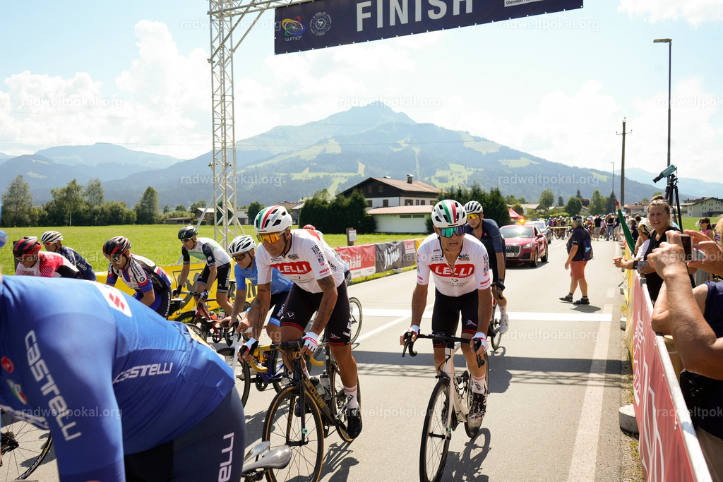 411_20230817_Bewerb_Maenner_Muehlanger | AUT - OESTERREICH, 2023-08-16: SPORT RENNRAD-FAHREN - 55. INTERNATIONALER RADWELTPOKAL IN ST. JOHANN IN TIROL  - Vintage-Radrennen mit WM-Bronze-Medaillen-Siegerin Christina Schweinberger, den Teilnehmer und Alexander Baumann (vom Orginastions-Team) - TAG 2 BEWERB MAENNER IN SECHS GRUPPEN  ; Foto: Roland Muehlanger