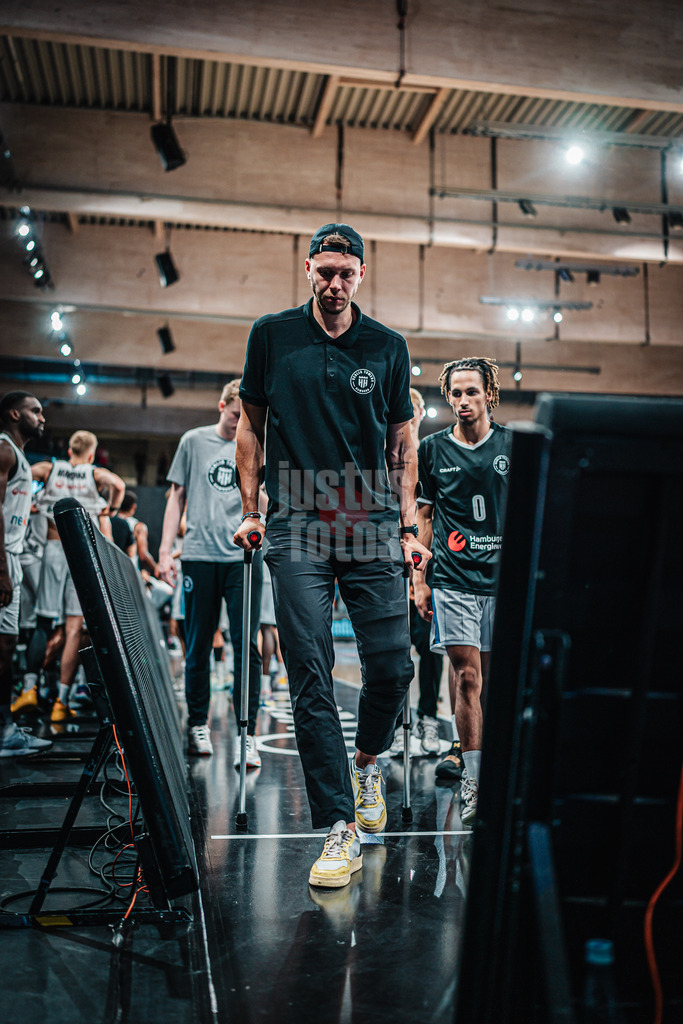 Basketball | Männer | Saison 2024/2025  | easyCredit Basketball Bundesliga | Testspiel | Veolia Towers Hamburg vs. EWE Baskets Oldenburg | 25.08.2024 | Der verletzte Niklas Wimberg auf Krücken