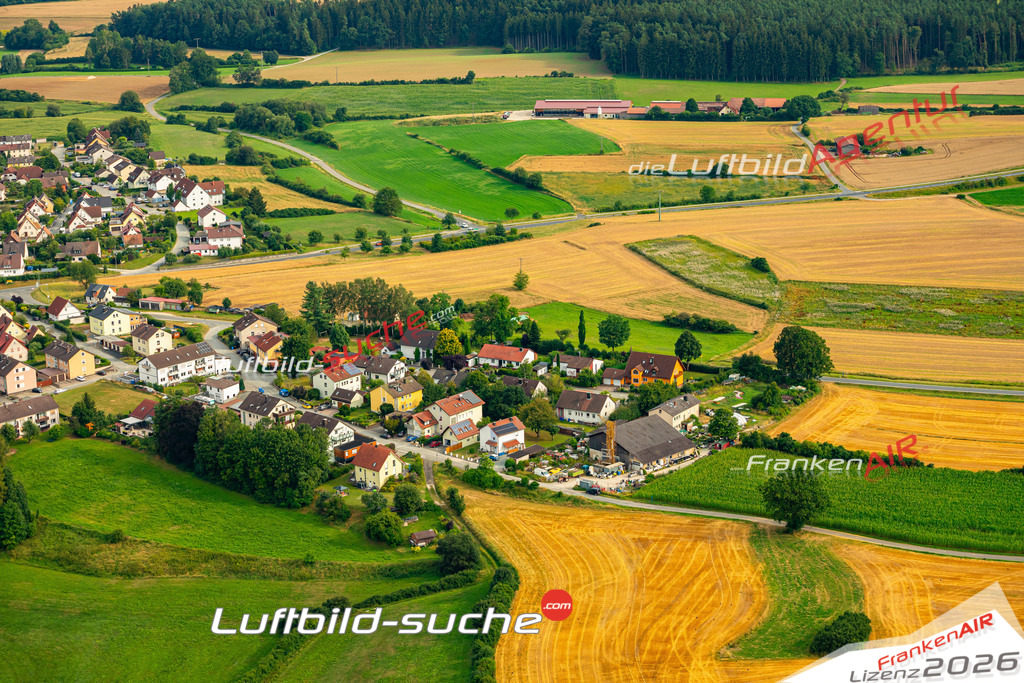 Das Luftbild zeigt :  Hollfeld - Die Luftaufnahme wurde 2024 vom UL-Flugzeug aus erstellt ( keine Drohne ) - Hochauflösende Luftaufnahme - Für grossformatige Ausdrucke geeignet. Die Geschenkidee !Mit Lizenz und Bildrechte bestellbar