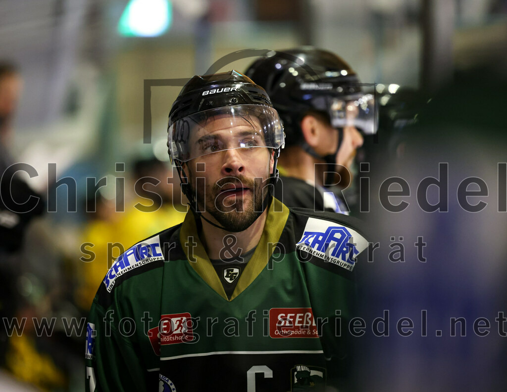 2022-11-20_129_TSV_Erding_gegen_ERSC_Amberg | Erding, Deutschland, 20.11.2022:
Eishockey, Bayernliga 2022 / 2023, 15. Spieltag, TSV Erding gegen ERSC Amberg, Endergebnis: 5:1

Sebastian Busch (Erding Gladiators, #11)

Foto: Christian Riedel / fotografie-riedel.net