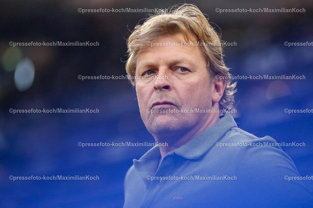 S0423082501026 | 23.08.2025, Fußball, FC Schalke 04 - VfL Bochum, 3.Spieltag, 2. Fußball Bundesliga, Veltins-Arena Gelsenkirchen, Saison 2025 2026: Youri Mulder - Direktor Profifußball (Schalke04) DFB regulations prohibit any use of photographs as image sequences and or quasi-video.