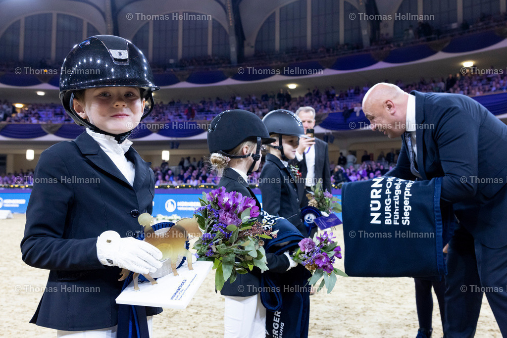 TH_317-SCHANTZ Charlotte Luise (GER)_ Dream Team_s James_ Andreas Politycki_33162 | 317SCHANTZ Charlotte Luise (GER), Dream Team's James, Andreas Politycki beim Festhallen Reitturnier Frankfurt 2025 am 20.12.25 in Frankfurt, Festhalle