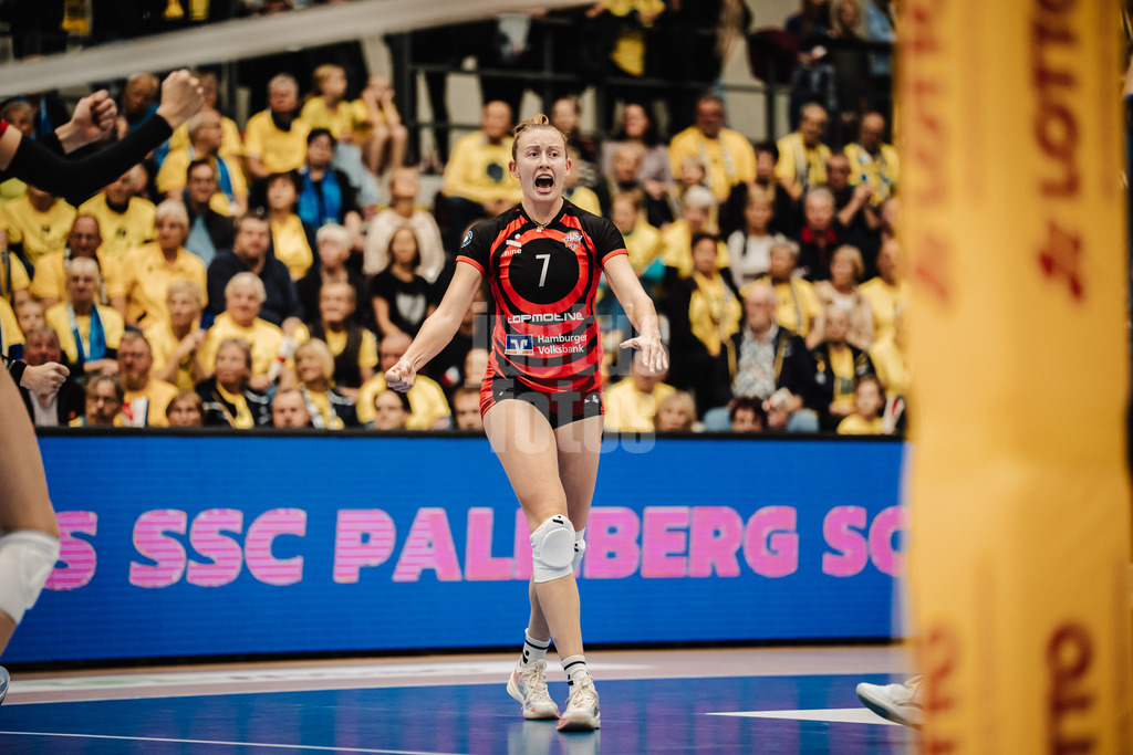 Volleyball | Frauen | Saison 2025/2026 | Volleyball Bundesliga | SSC Palmberg Schwerin vs. ETV Hamburger Volksbank Volleys | 18.10.2025 | Leonie Körtzinger (#7, ETV Hamburger Volksbank Volleys) jubelt