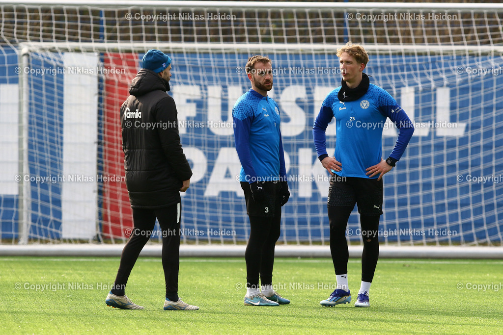 NH_HolsteinKiel_Training_12022025 | Die beiden noch angeschlagenen #3 Marco Komenda und #23 Lasse Rosenboom (beide Holstein Kiel)Fußball I Herren I Training I Saison 2024-2025 I Holstein Kiel I 12.02.2025 I Citti-Fußballpark