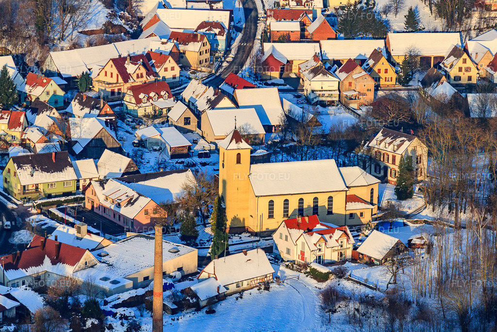 Vue aérienne: L'église catholique Saint-Michel en hiver, sous la neige à Neewiller-près-Lauterbourg dans le département Bas Rhin, France.Photo: IMG_36661.jpg prise le 05/01/2011 par Werner Riehm/FLY-FOTO.euRésolution de l'original: 4687 x 3125 px