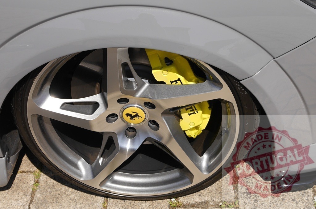 Ferrari sports car wheel with yellow brake caliper | Ferrari luxury sports car wheel with yellow brake caliper and detailed rim - Realisiert mit Pictrs.com
